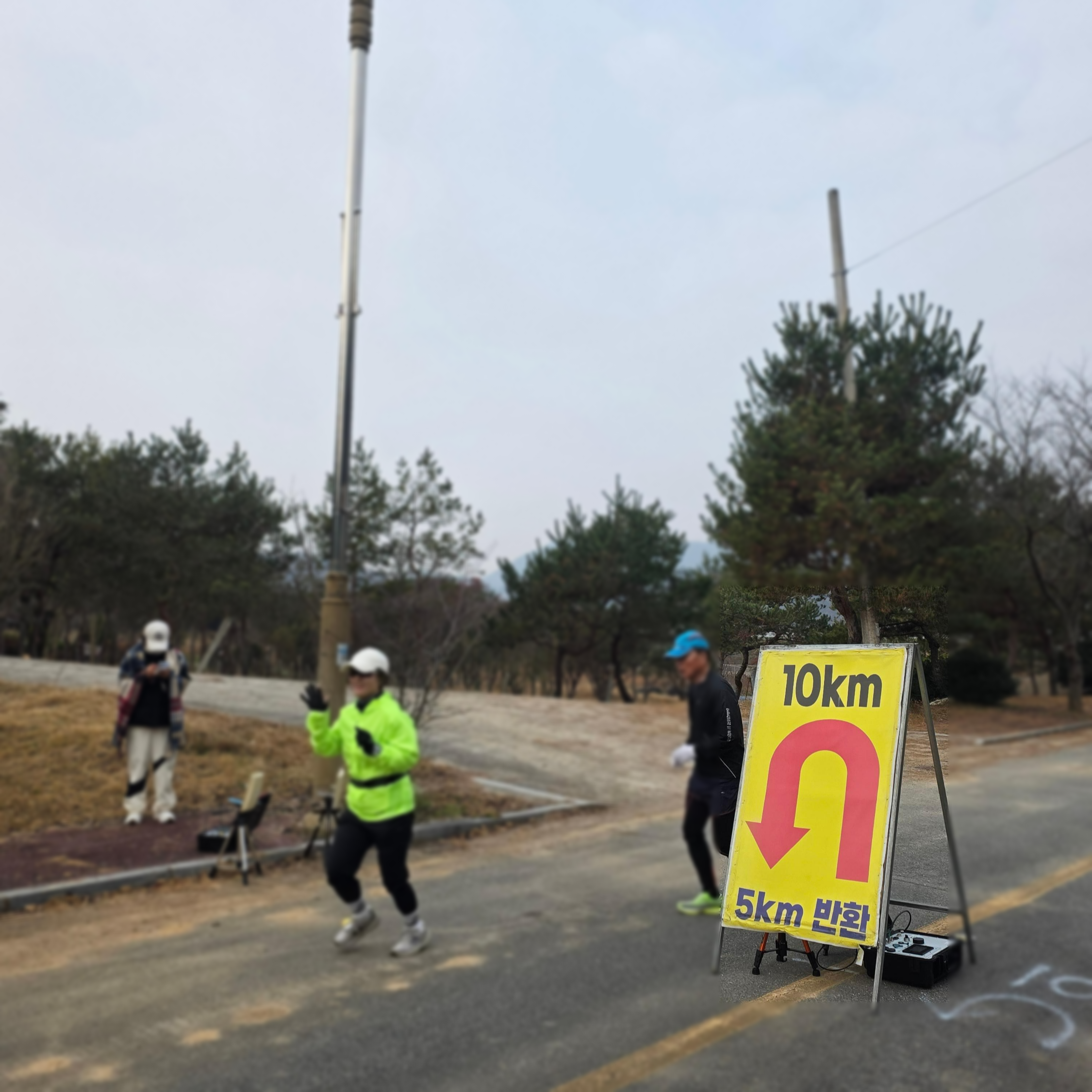 2025 화순 고인돌마라톤 10km 구간, 반환 지점을 통과하며 달리는 참가자들