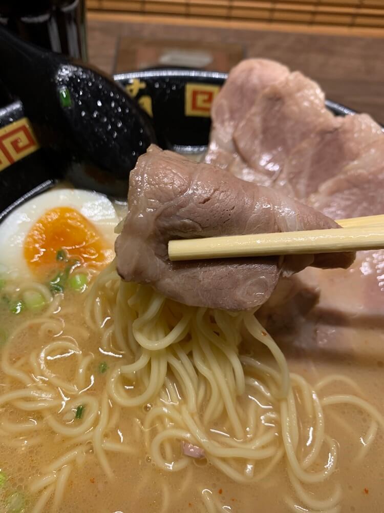 차슈와 면을 한번에 잡은 젓가락