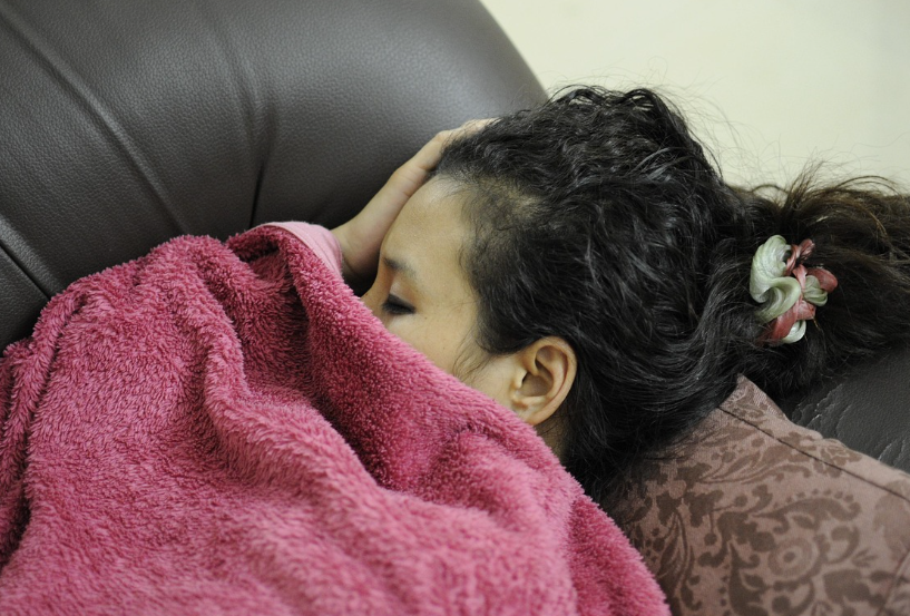 사람이 자고 있는 모습