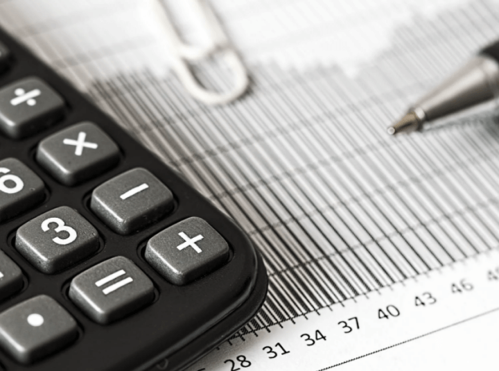 계산서와 클립과 눈금노트