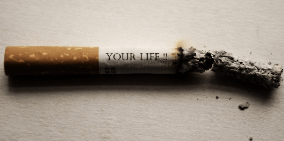 반쯤 타다만 담배가 놓여 있다