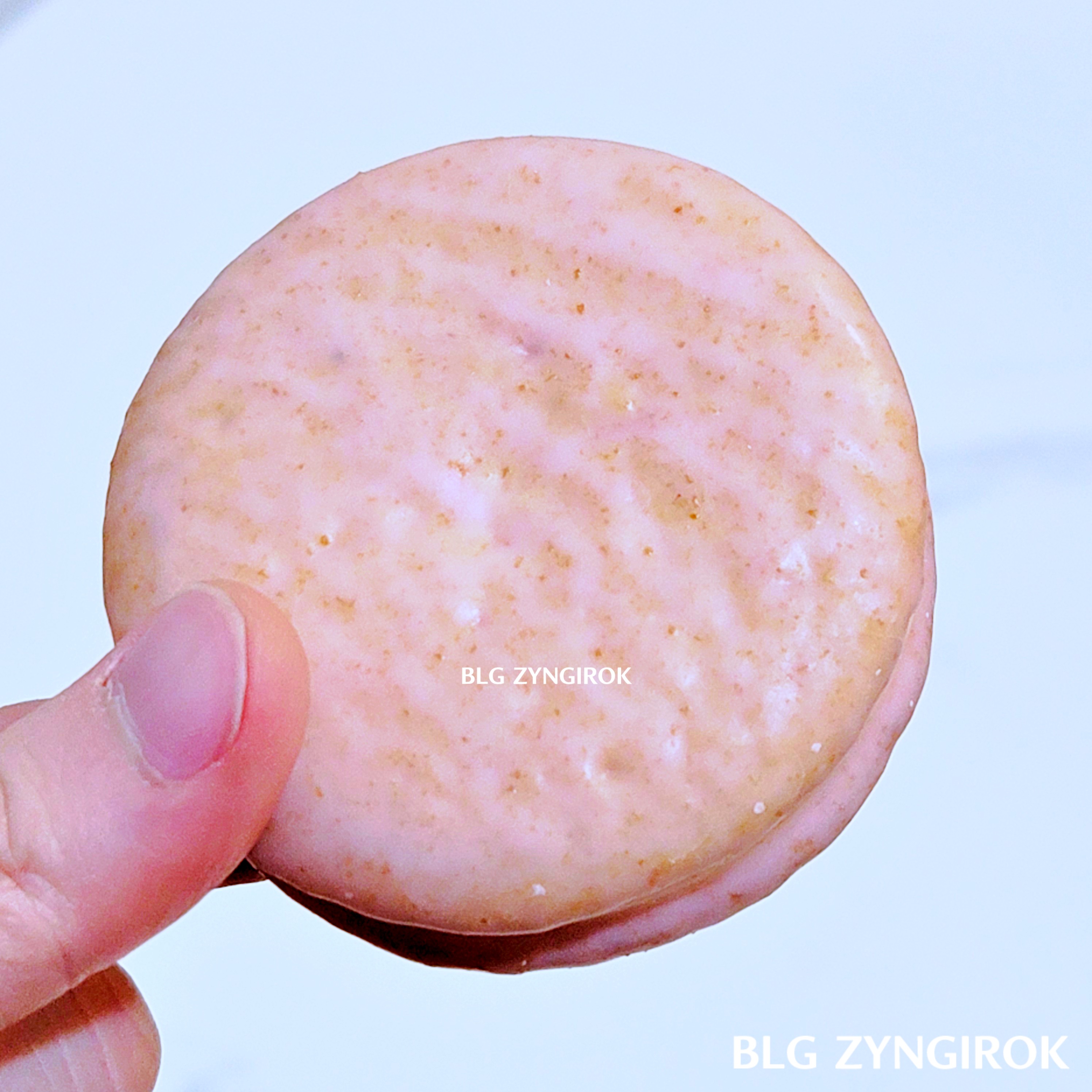 오리온 안녕 봄 한정판 - 분홍빛 초코파이 딸기를 들고 있다.