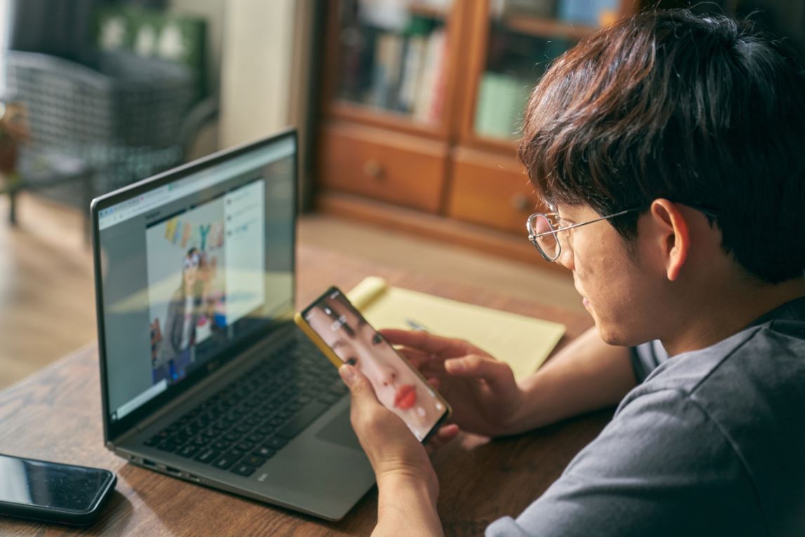 This is [스마트폰을 떨어뜨렸을 뿐인데]