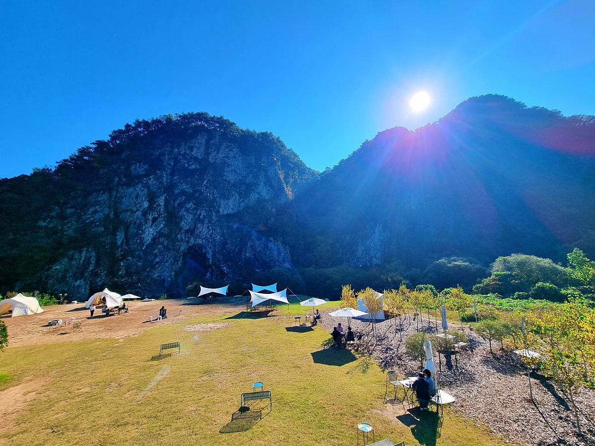 강원도 원주 가볼만한 곳, 블루리본 스톤크릭 카페: 수묵화 속 절벽, 로스팅 커피, 할인 정보