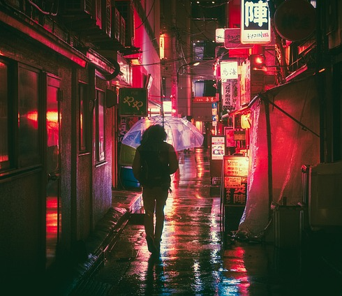 비오는 날 밤거리를 걷고 있는 남성