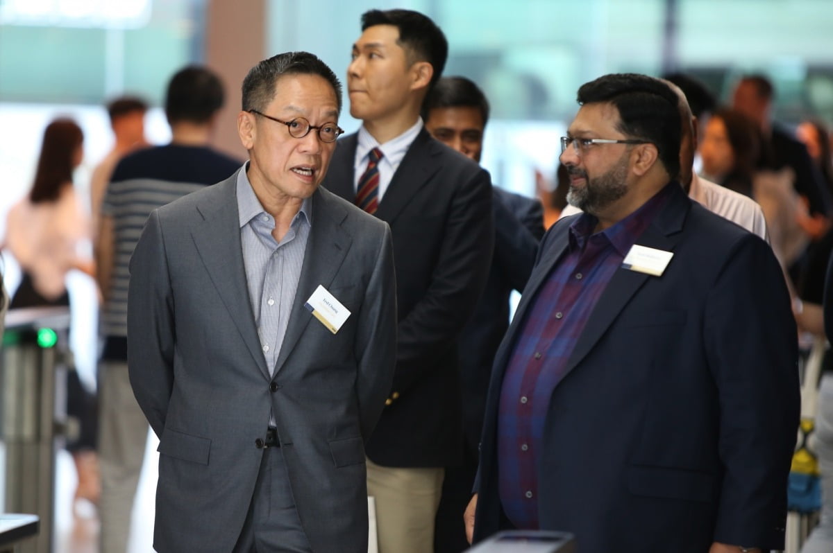 정태영 현대카드 부회장이 6월 26일 서울 여의도 현대카드 본사에서 비자(VISA) 등 해외 금융회사 최고경영자(CEO)들과 이야기를 나누고 있다.