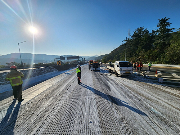 부산광역시 금정구 노포동 경부고속도로 하행선 3차로에서 화물차가 중앙분리대와 충돌해 왼쪽으로 전도되는 사고가 발생해 차량통제가 이뤄지고 있다. [사진=부산지방경찰청]