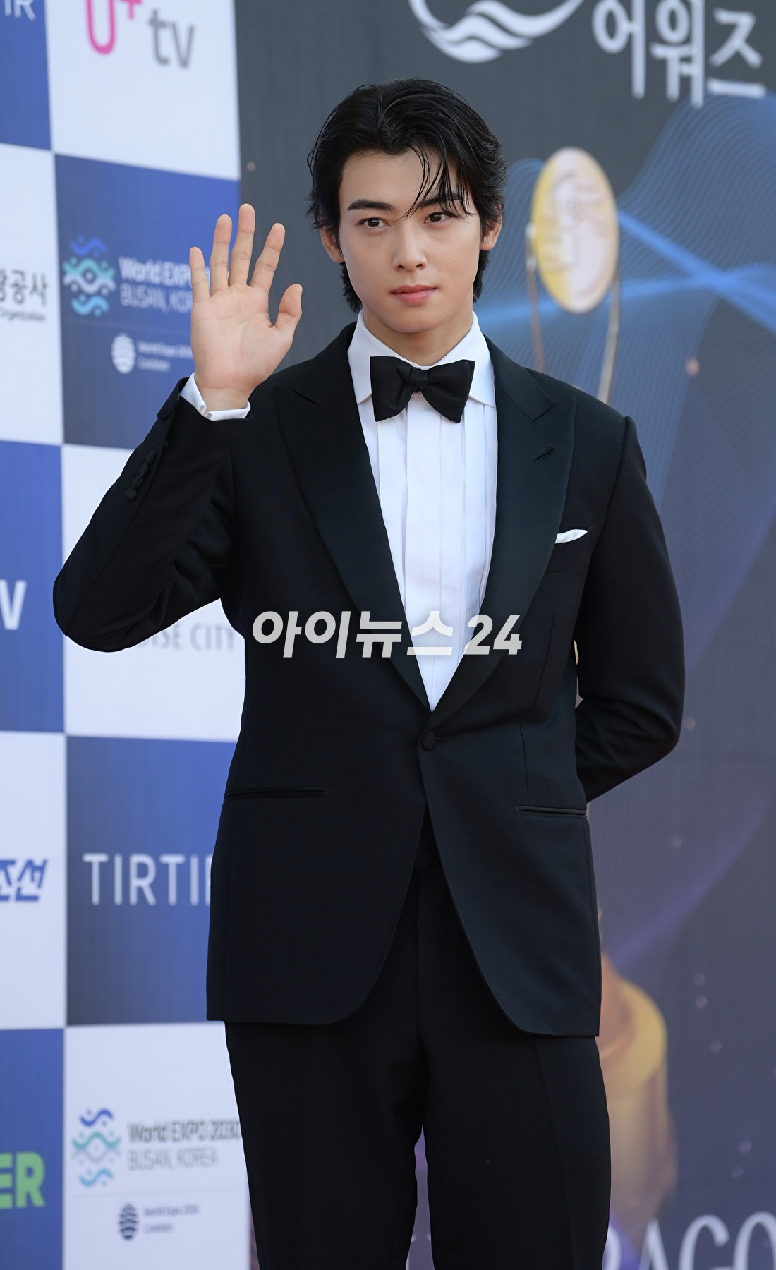 배우 겸 가수 차은우가 19일 인천 파라다이스시티에서 열린 제2회 청룡시리즈어워즈 레드카펫 행사에 참석하고 있다. [사진=정소희 기자]