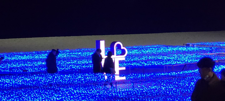 LOVE 사인 앞 사람들. 해운대 빛축제