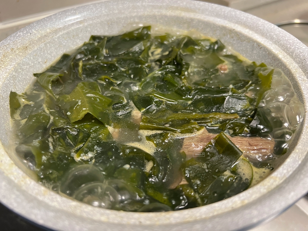 미역국을 센 불에서 잘 끓여줍니다