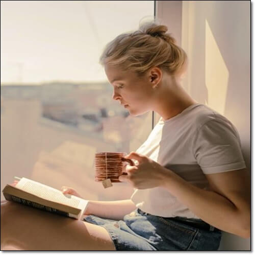 민들레차 마시는 여성