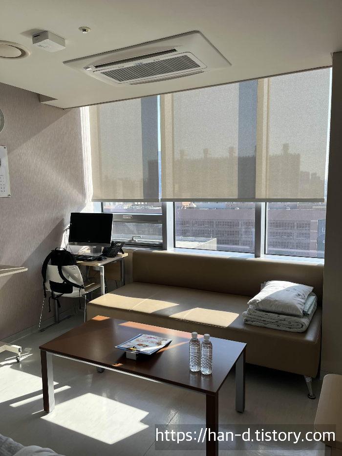 병실 쇼파와 테이블