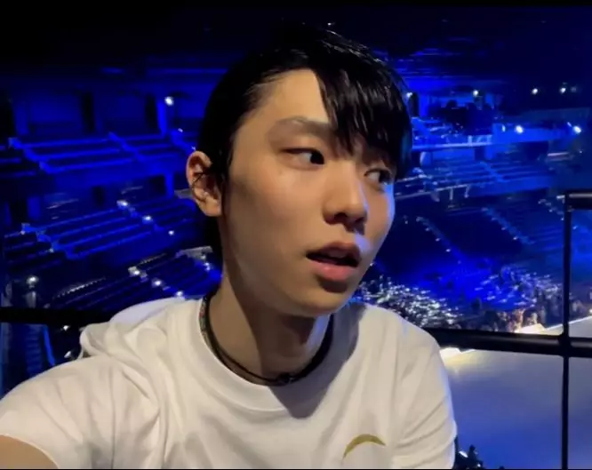 하뉴 유즈루 하얀 반팔 티를 입고 인터뷰하는 모습