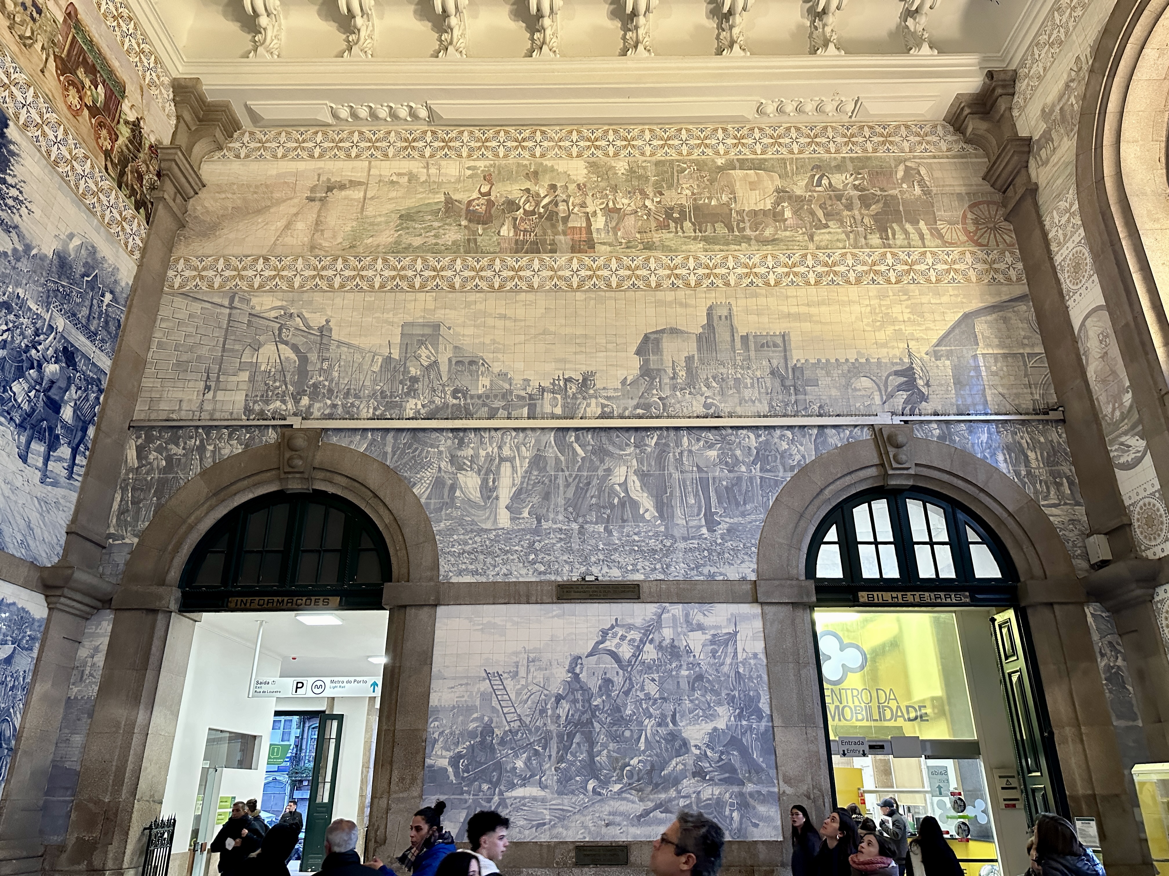 상 벤투 역 내부 아줄레주