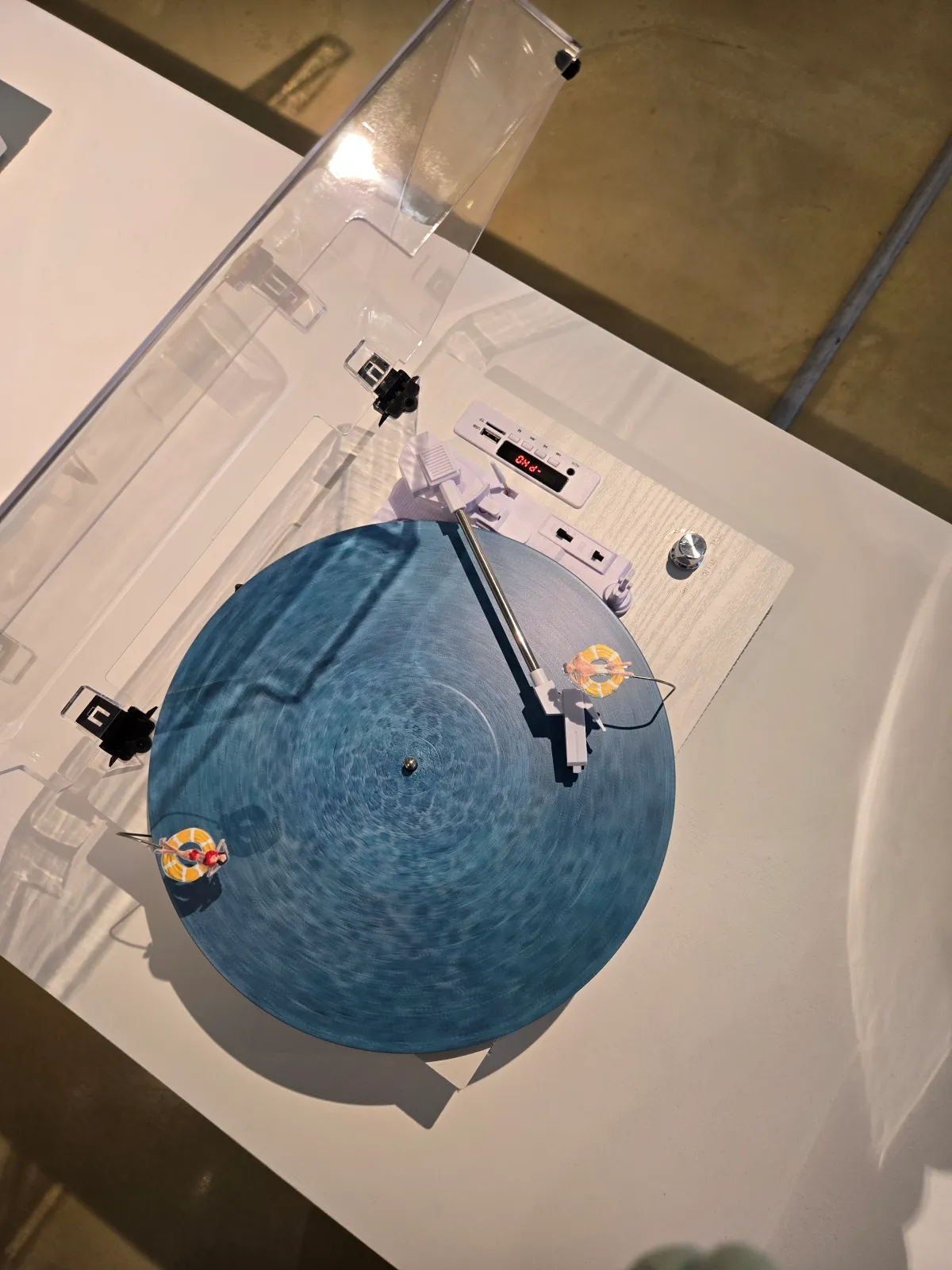 턴테이블로-표현된-바다의-모습