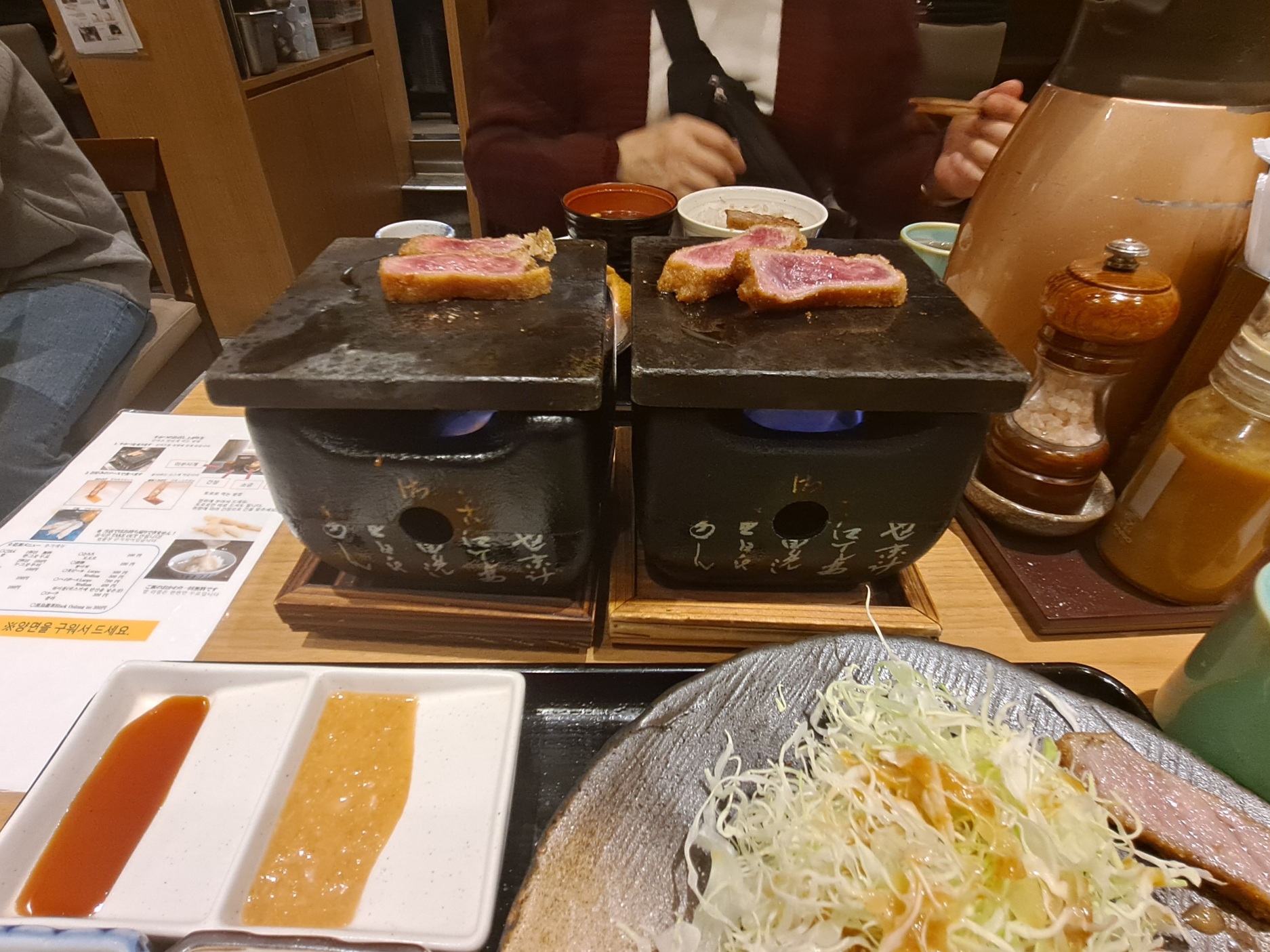 모토무라-규카츠-화로에-익히는-중