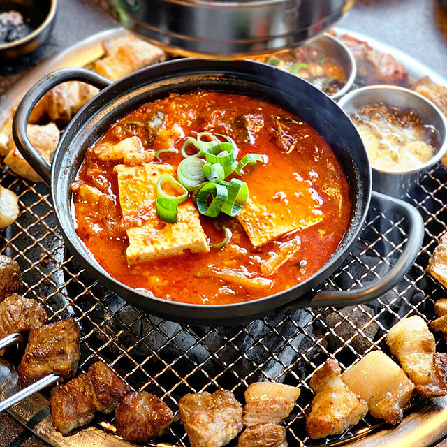 제주도 애월 맛집 현지인 추천 Best 10 제주달 애월해안도로본점 이춘옥원조고등어쌈밥 제주애월본점 제주 정직한돈 고이정 애월흑돼지 보리짚불구이 동경밥상 장인의집[본점] 갈치바다 애월 해물통라면 문개항아리 애월해안도로점 한라소곱창 애월 온기