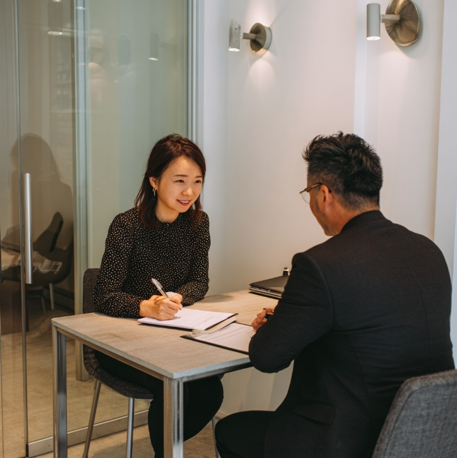 취업상담을 받는 남성