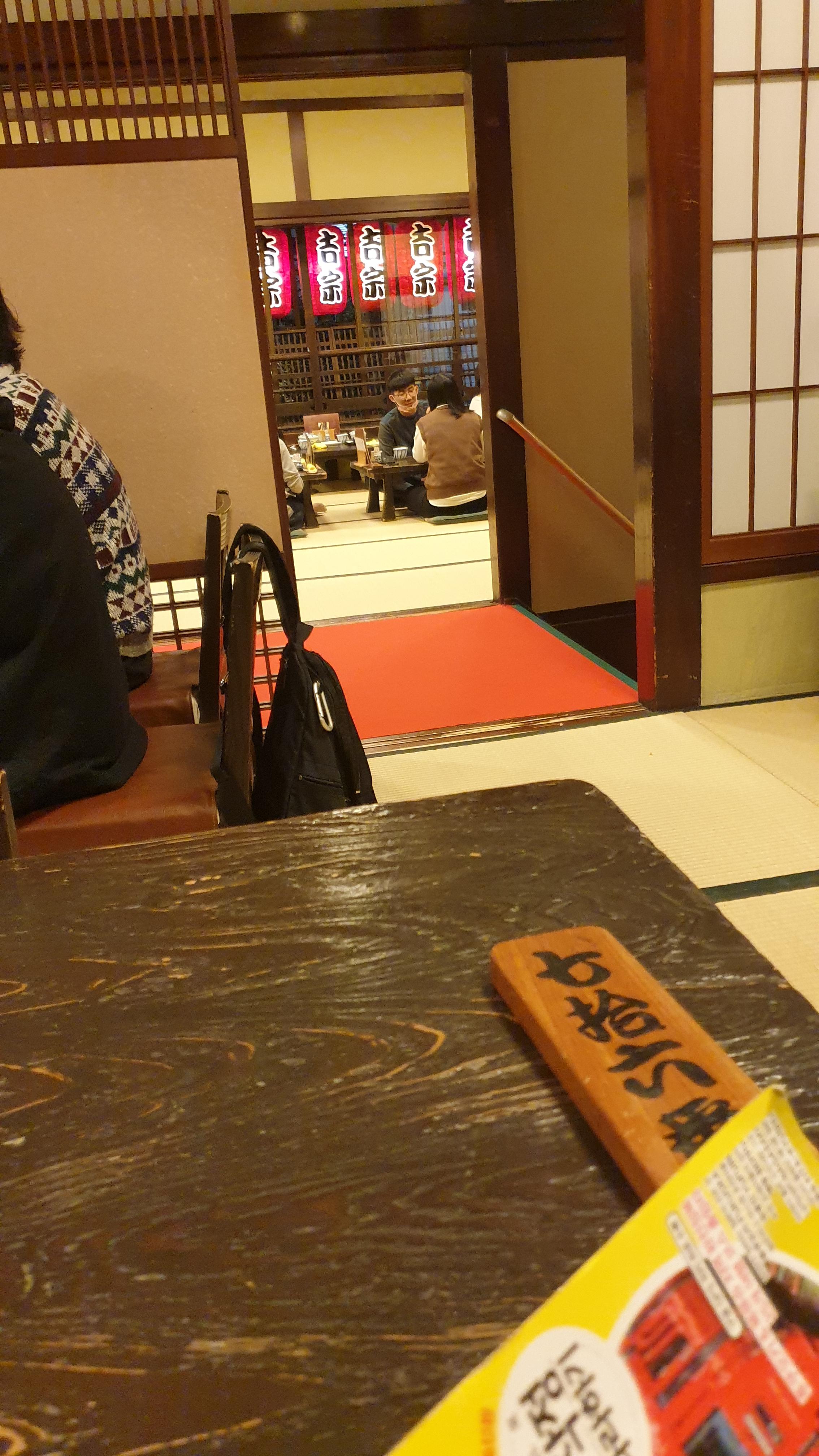 일본가정식 욧소본점 들어간내부 식사하는 현지인들