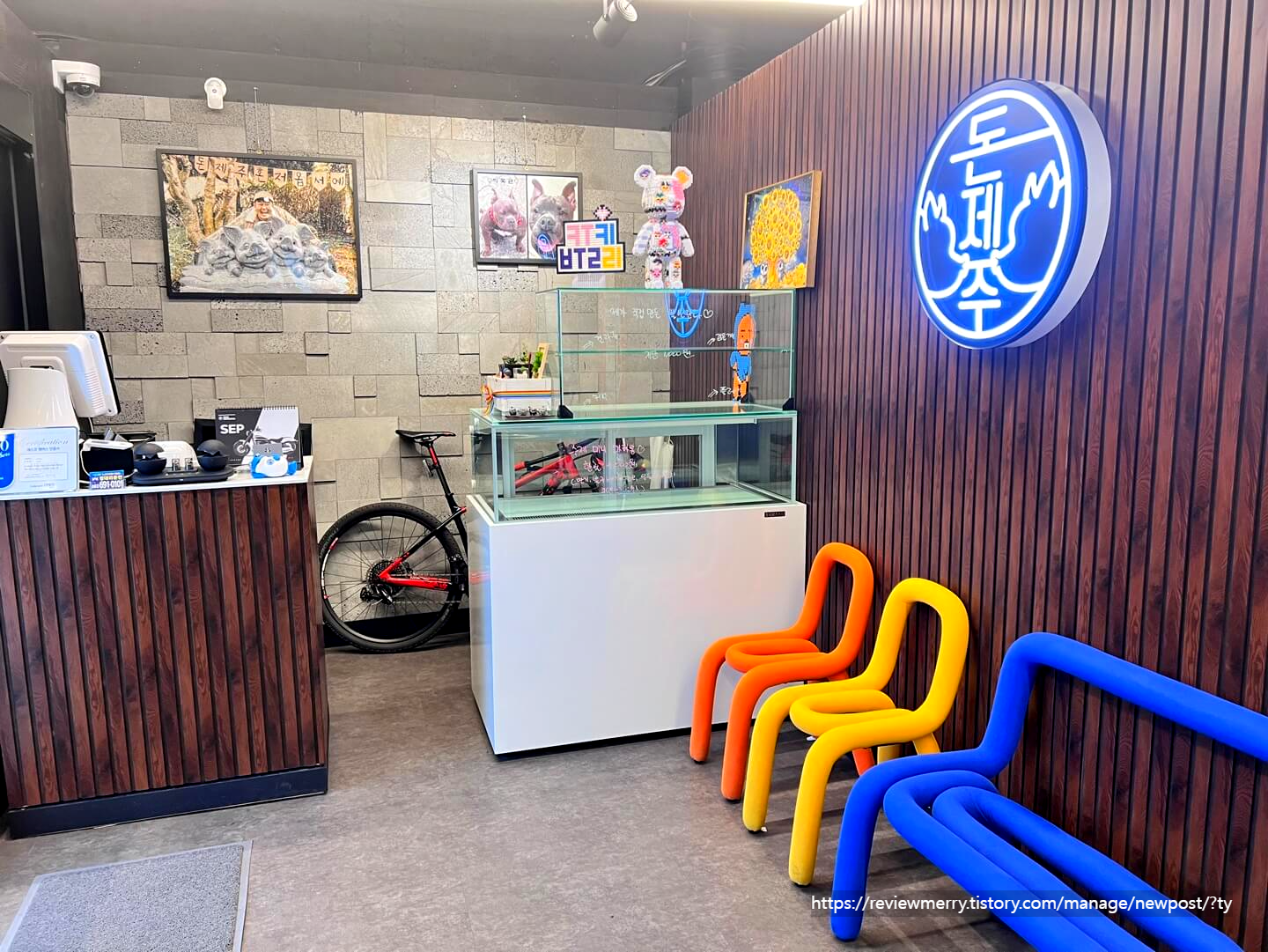 입구의자 및 벽면액자