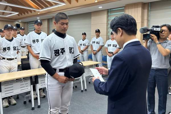 배재고 사과 방문: '지역 조롱 구호' 배재고 야구부, 광주일고 직접 찾아 진심 어린 공식 사과 및 국립 5&middot;18 민주묘지 참배 전말