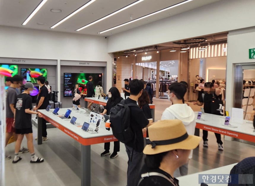지난달 27일 오후 서울 구의역에 있는 샤오미스토어 2호점에서 방문객들이 매장을 둘러보고 있다.