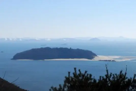 솔로지옥 3- 바다위에 멀리 검은색으로 보이는 섬