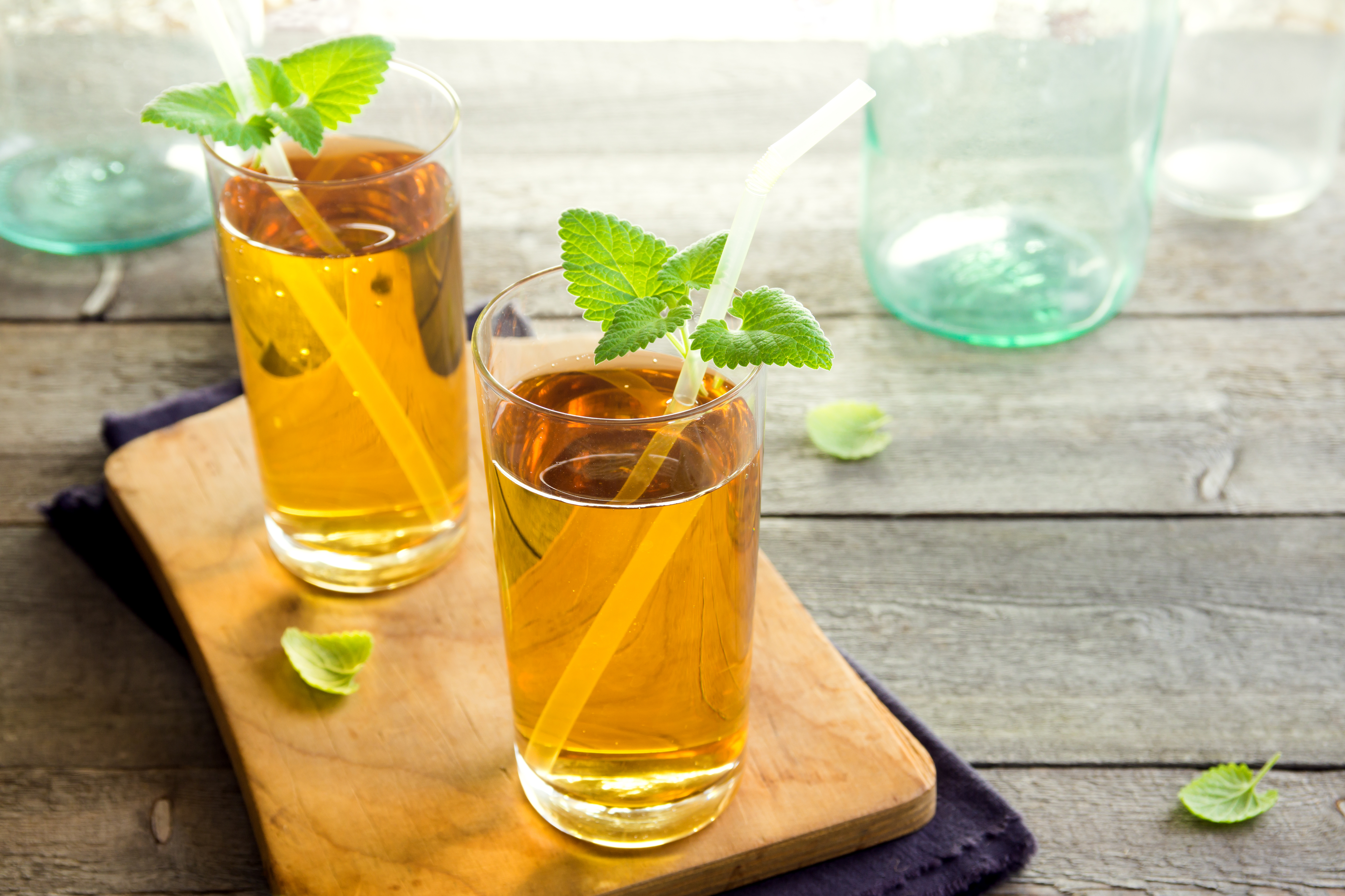 외식 후 속을 편안하게 해주는 허브티 두 잔 – 민트잎과 함께 시원하게 제공된 음료