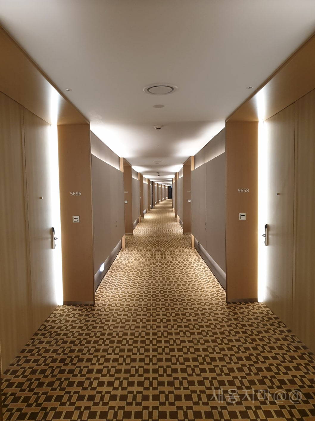 랜딩관-복도-신화월드