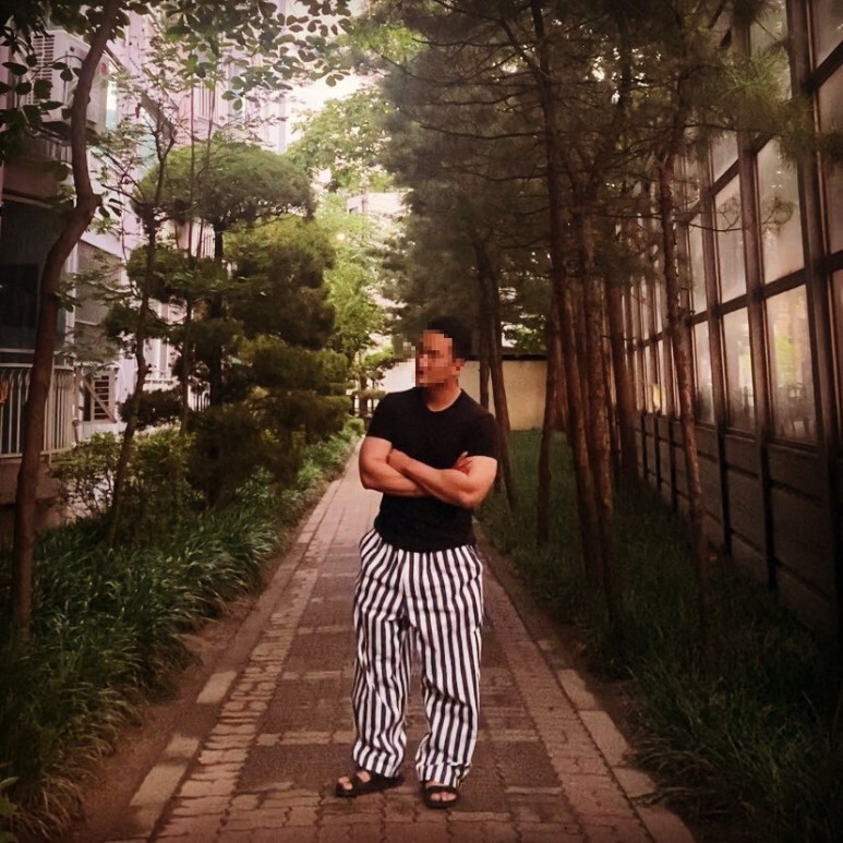 데일리룩(오뭘입 여름) 빈티지 반팔 블랙&#44; 아조바이아조 오버사이즈 스트라이프 코튼 블루 팬츠&#44; 버켄스탁 슬리퍼&#44; 남자데일리룩&#44; 남자데일리코디&#44; 남자데일리패션&#44; ootd