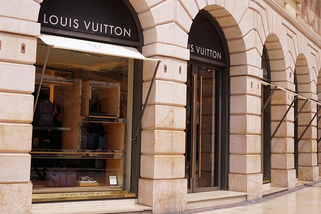 🇫🇷 루이 비통 (Louis Vuitton): 여행에서 시작된 패션 제국의 신화