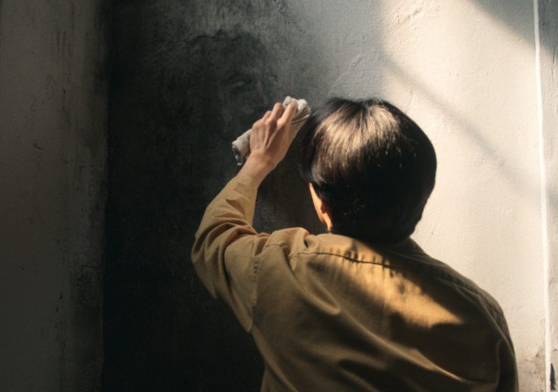 영화 계시록 벽면의 얼룩을 지우는 민찬