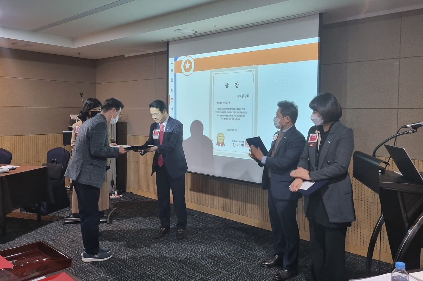 비지터왕 인보험 전문가 한기만 대표님이 상장을 받고 있는 사진입니다.