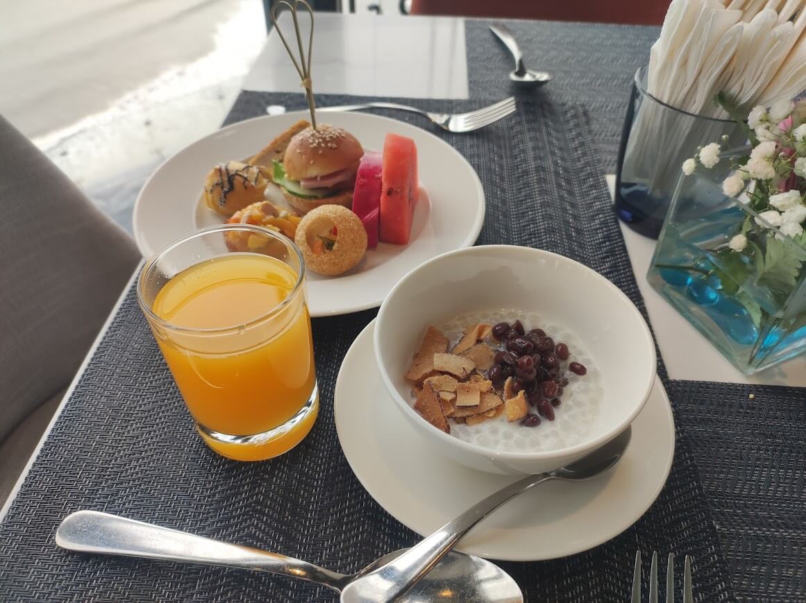 오션뷰를 보며 즐기는 페닌슐라 호텔 애프터눈 티