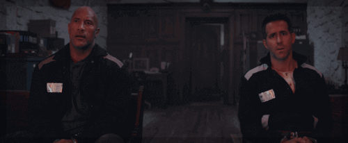 하틀리와 부스가 당황한 표정을하고 앉아 있다.