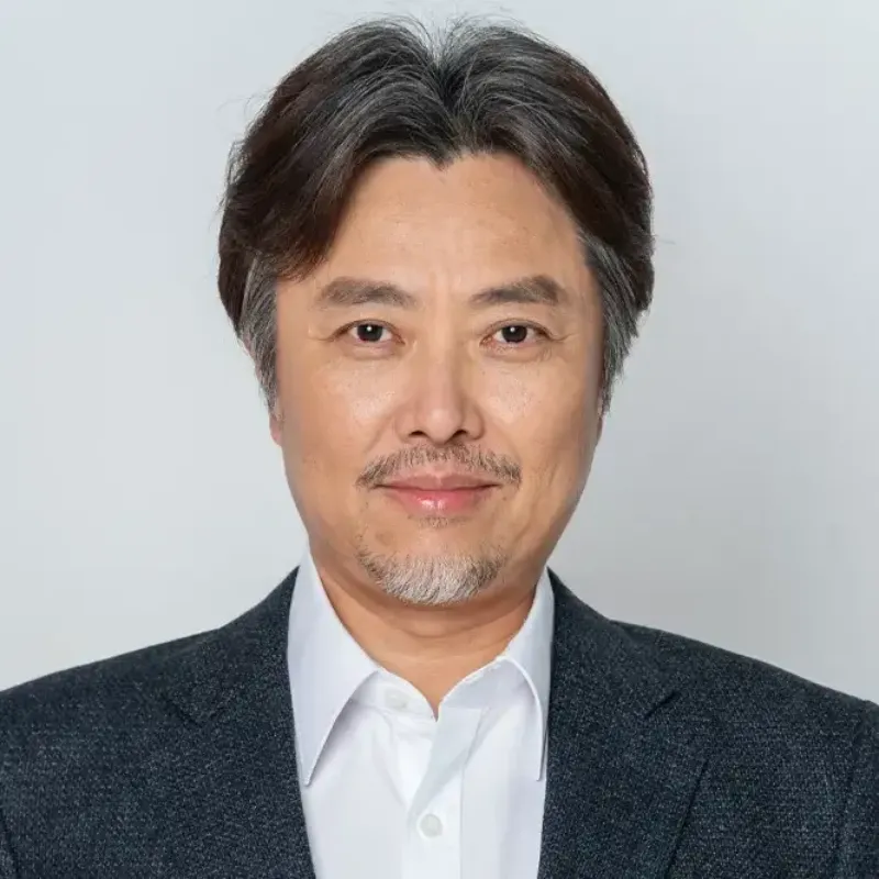 머리가 반 새치에 수염이 있는 소방서 옆 경찰서 그리고 국과수의 백참