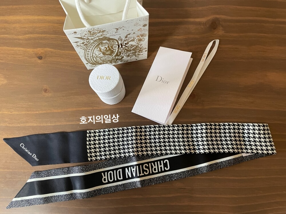 디올 30 몽테인 미차 스카프 상세 모습