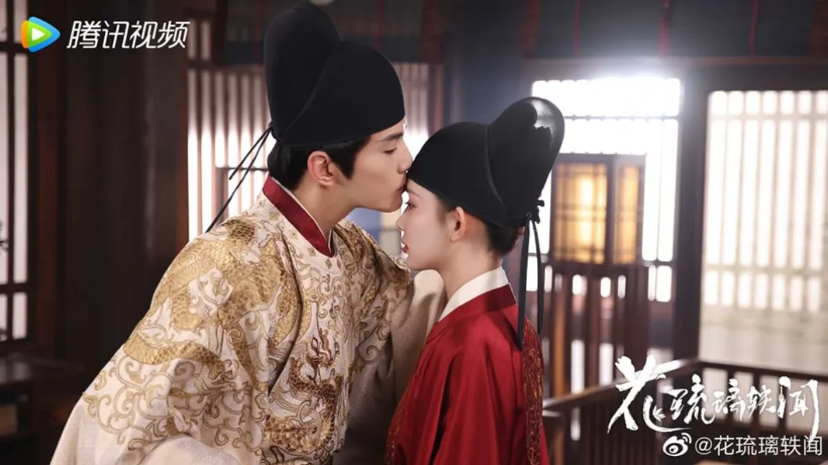 관복입은-화유리에-입맞추는-태자