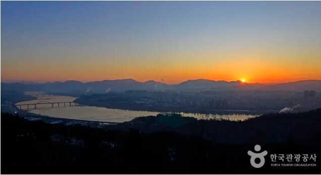 서울 아차산 정상 , 사진출처 : 한국관광공사