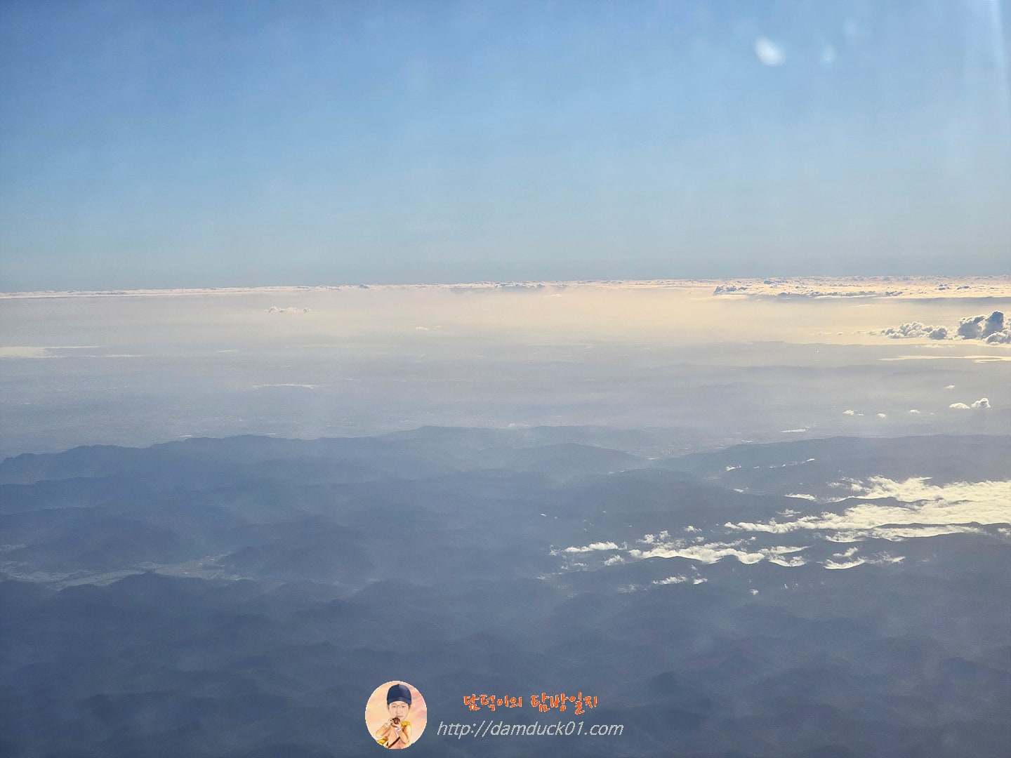 비행기 창으로 보는 하늘