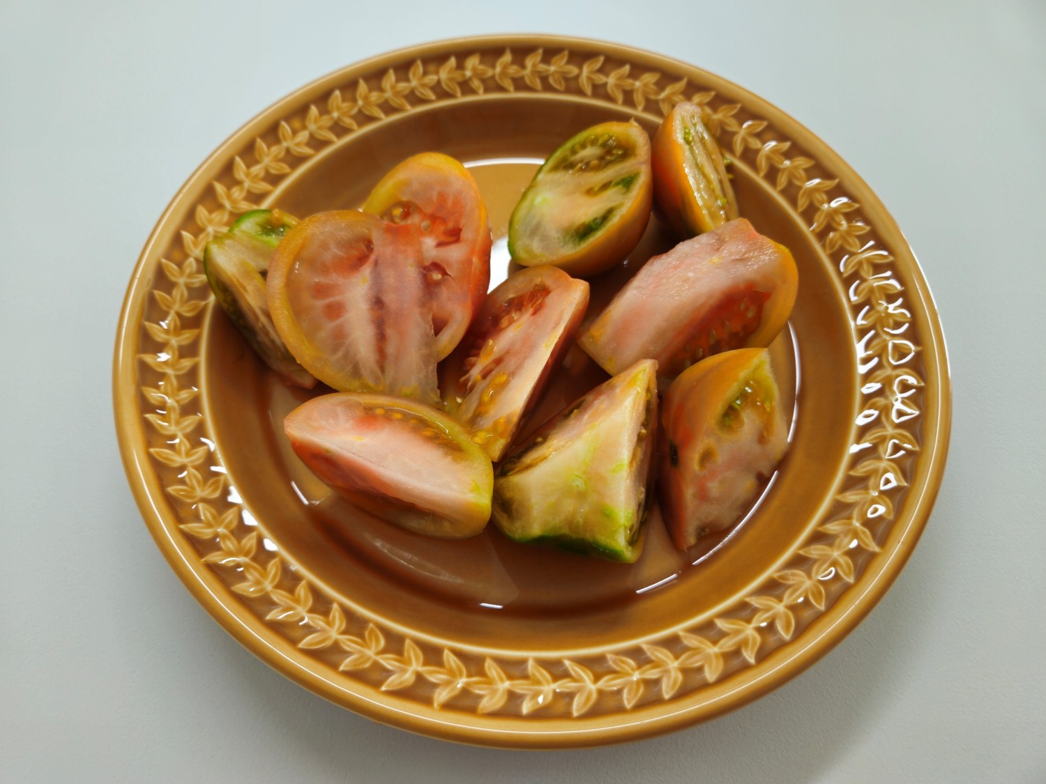 대저토마토가 쪼개져 접시 위에 올려져 있는 모습