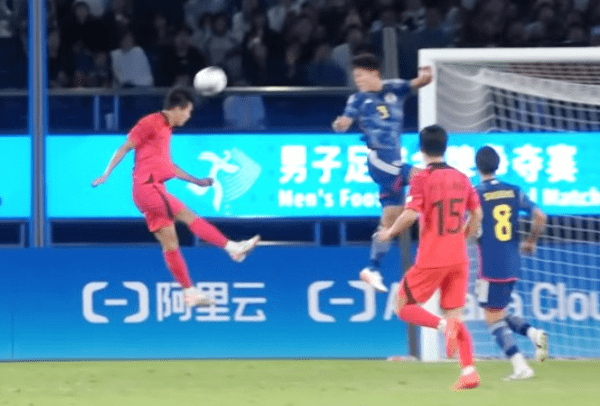 파리-붉은 유니폼 한국선수가 헤딩으로 일본골문에 공을 넣는 모습