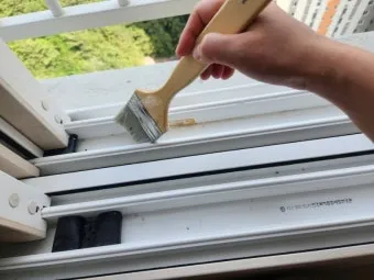 창틀 먼지 진공청소기 솔브러시와 물티슈로 닦는 순서_5