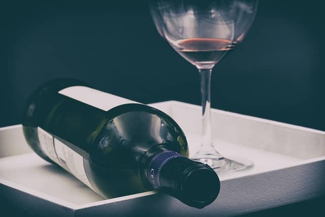 립스틱 효과 뜻과 유래: 불황일수록 '작은 사치'에 지갑을 여는 심리학적 이유