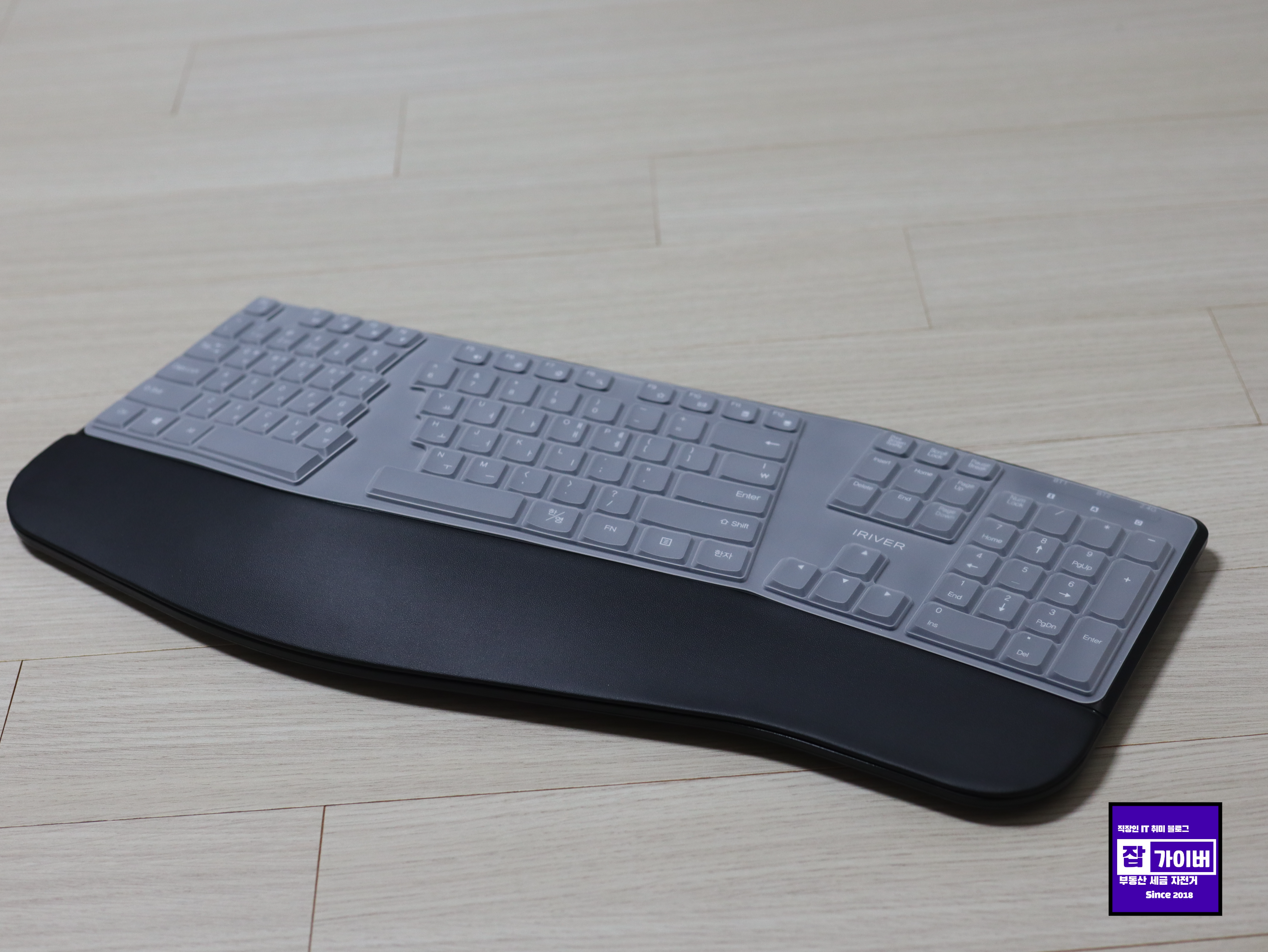 키보드 105키 풀배열 멤브레인 방식의 무선 블루투스 및 2.4Ghz 리시버 지원 최대 3개 동시 멀티페어링