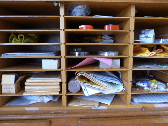 정신없이 어질러져 있는 서류들