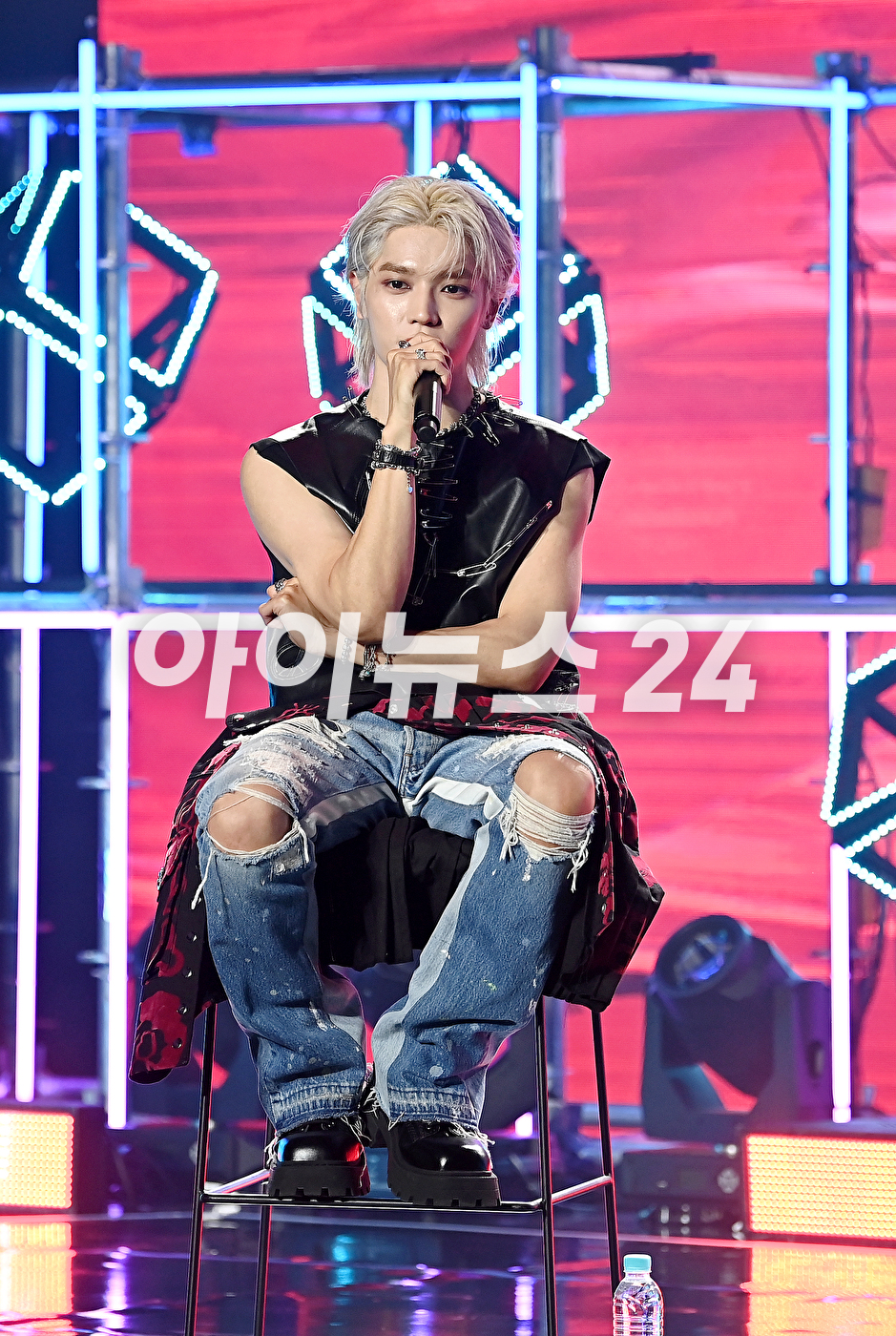 >NCT 멤버 태용이 5일 오후 서울 강남구 논현동 SJ쿤스트할레에서 열린 첫 번째 미니앨범 'SHALALA (샤랼라) 발매 기념 미디어 쇼케이스에서 타이틀곡 '샤랼라' 무대를 선보이고 있다. [사진=곽영래 기자]