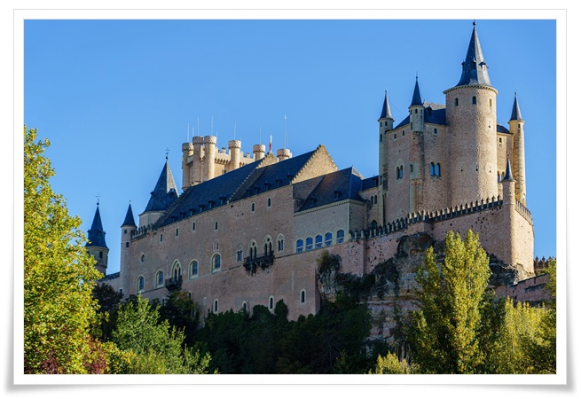 높고 푸른숲 언덕위에 파란 하늘과 함께 마치 동화 속 신데렐라의 성을 연상시키는 아름다운 성의 모습이 보인다