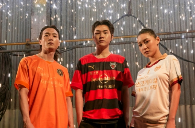 알트태그-새 유니폼 공개행사에서 모델들이 착용한 모습입니다.