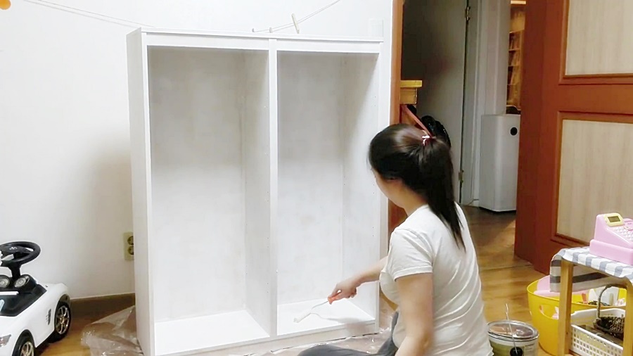 페인트를 바르고 있는 미루사진